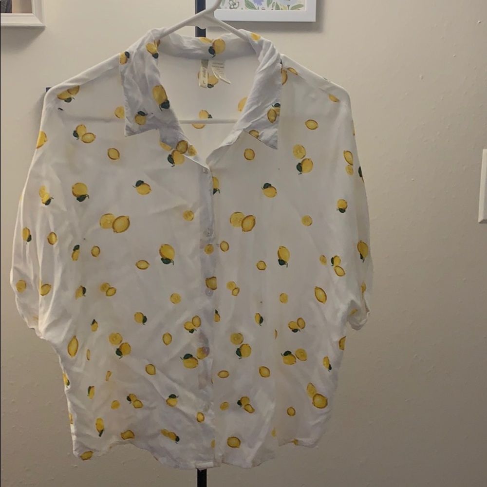 Cropped white blouse with lemons on it